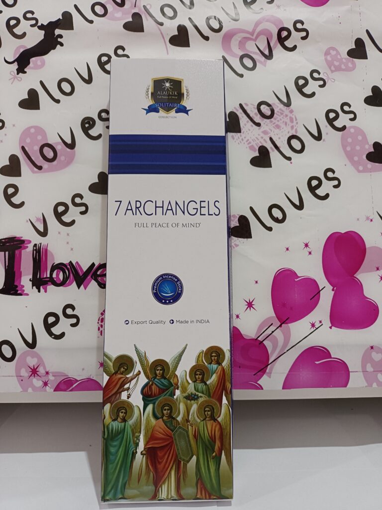 Caja de incienso con ángeles y fondo de corazones