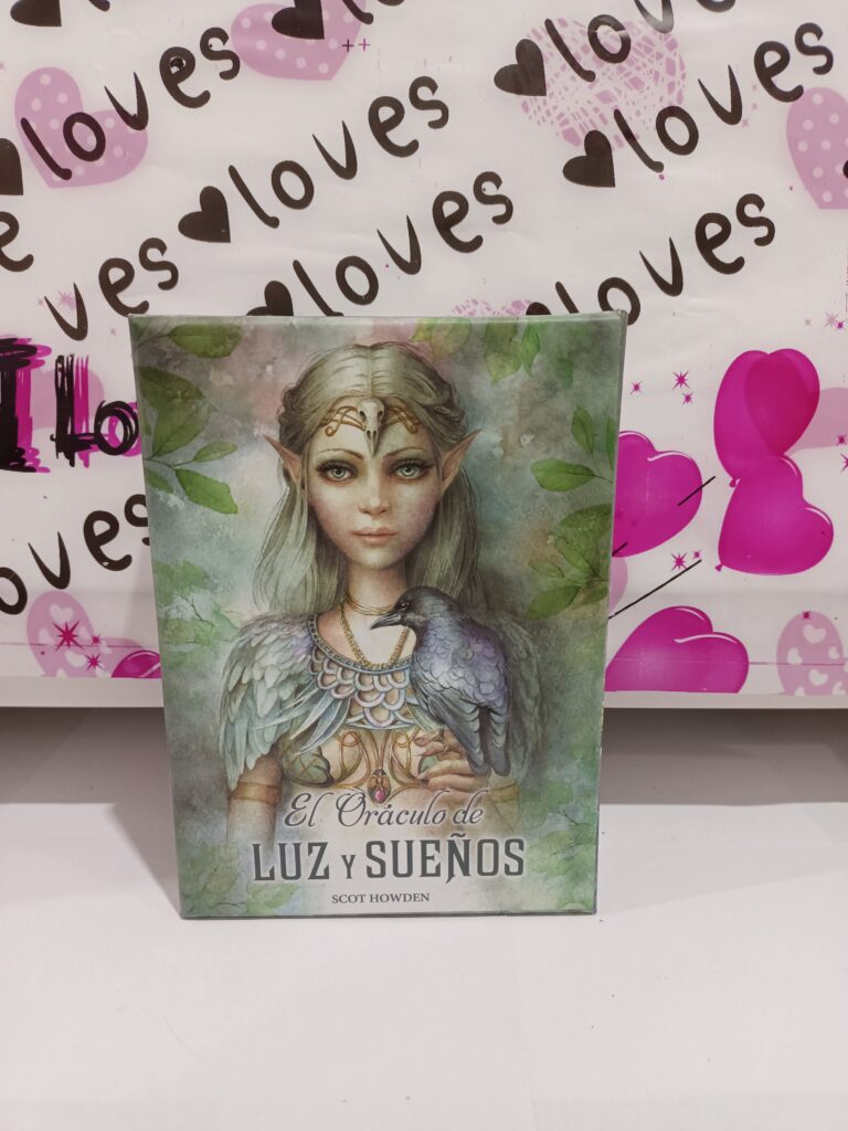 Una caja de cartas de oráculo con una mujer y un cuervo en la portada