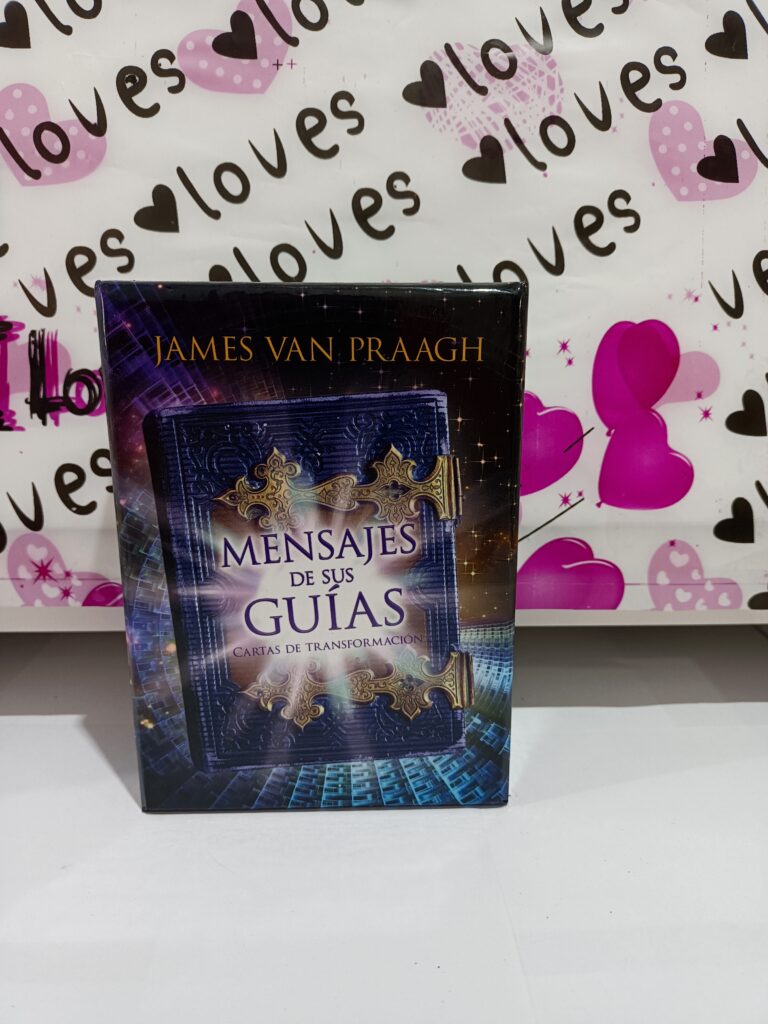 Una caja de cartas de oráculo con un diseño azul y dorado sobre una superficie blanca con un fondo de corazones rosados y negros