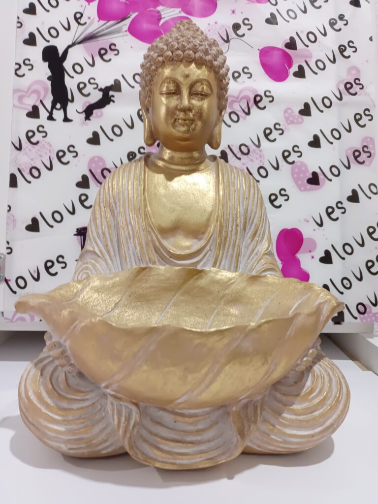 Estatua de Buda dorada sentada en posición de meditación con las manos en el regazo