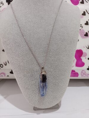 Fianita azul con turmalina