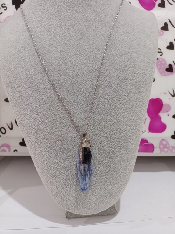 Fianita azul con turmalina